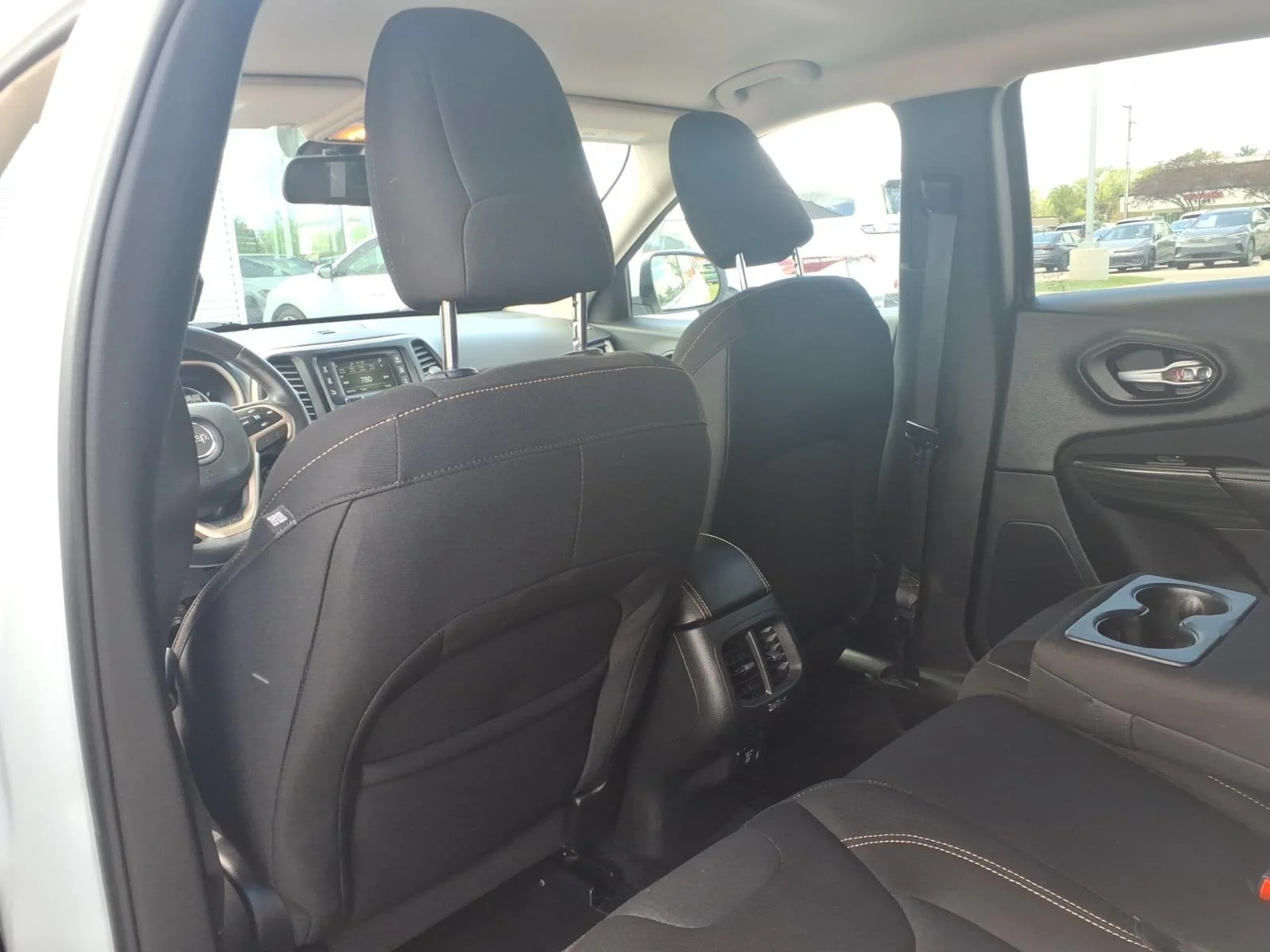 Used 2015 White Jeep 4WD 4DR LATITUDE image 25