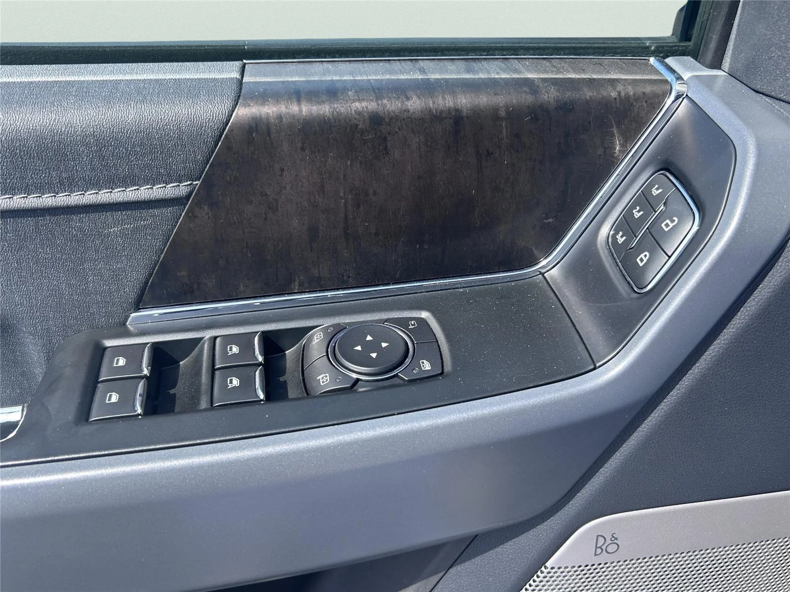 Used 2022 Agate Black/Stone Gray Ford LARIAT image 21