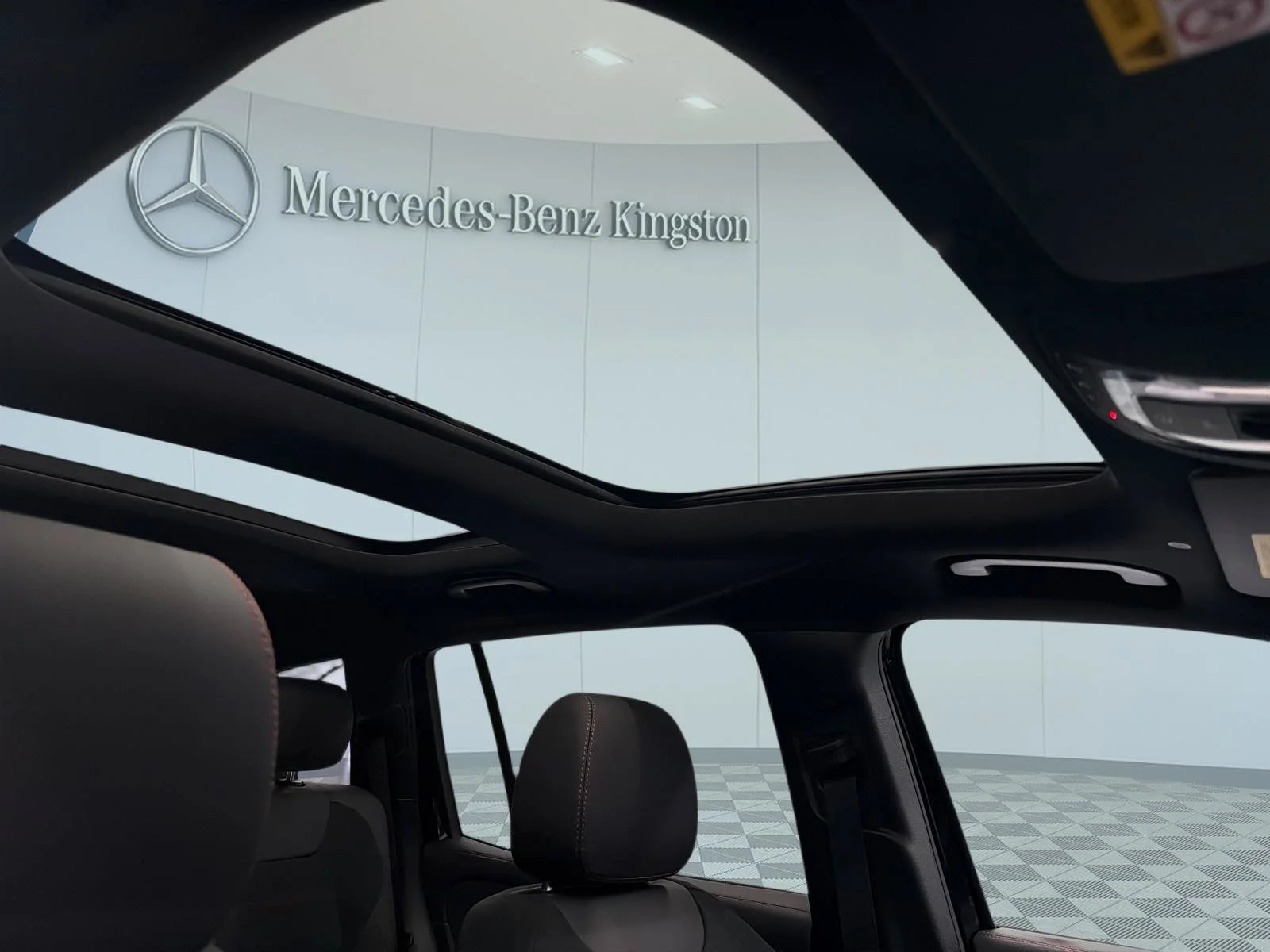 Used 2026 Black Mercedes-Benz GLB 250 image 32