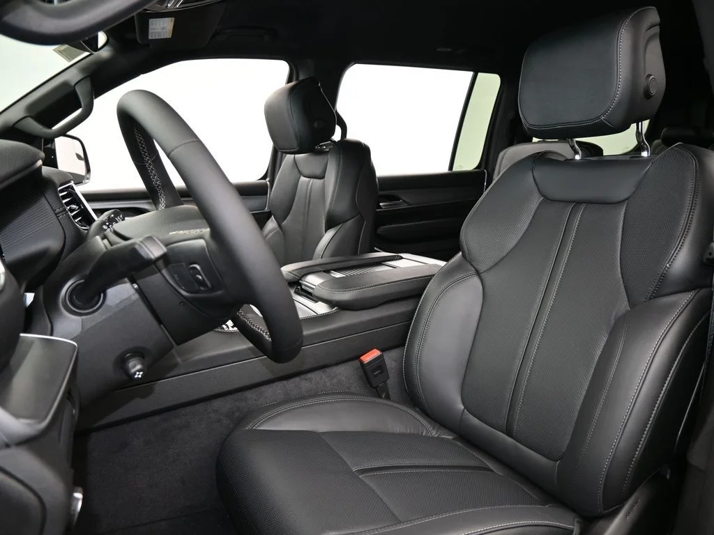 New 2026 High Gloss Black Exterior Paint Jeep Limited Altitude image 10