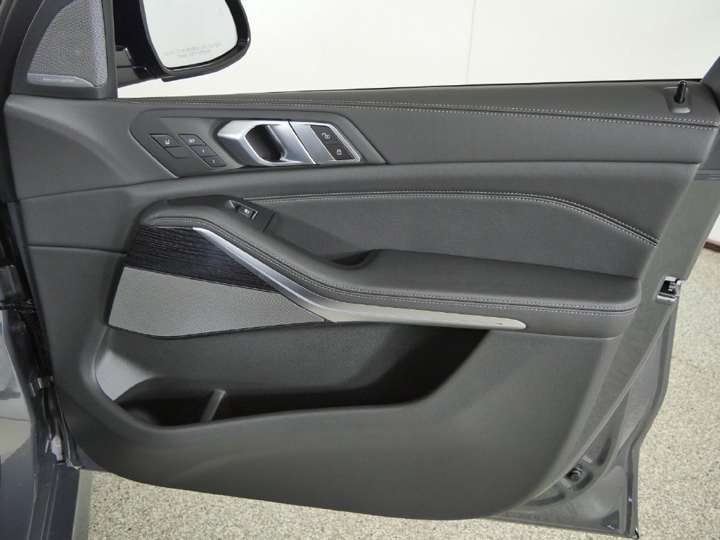 New 2026 Dravit Grey Metallic BMW M60i image 19