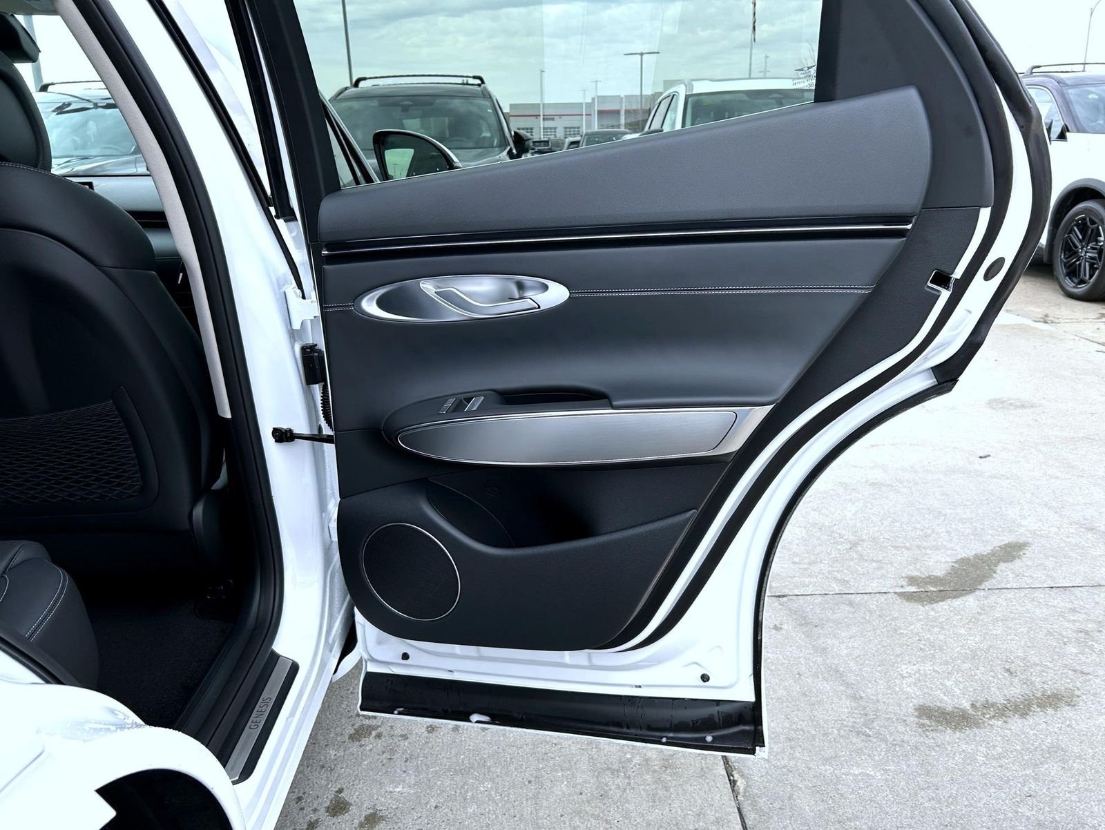 New 2026 White Genesis 2.5T Select image 17