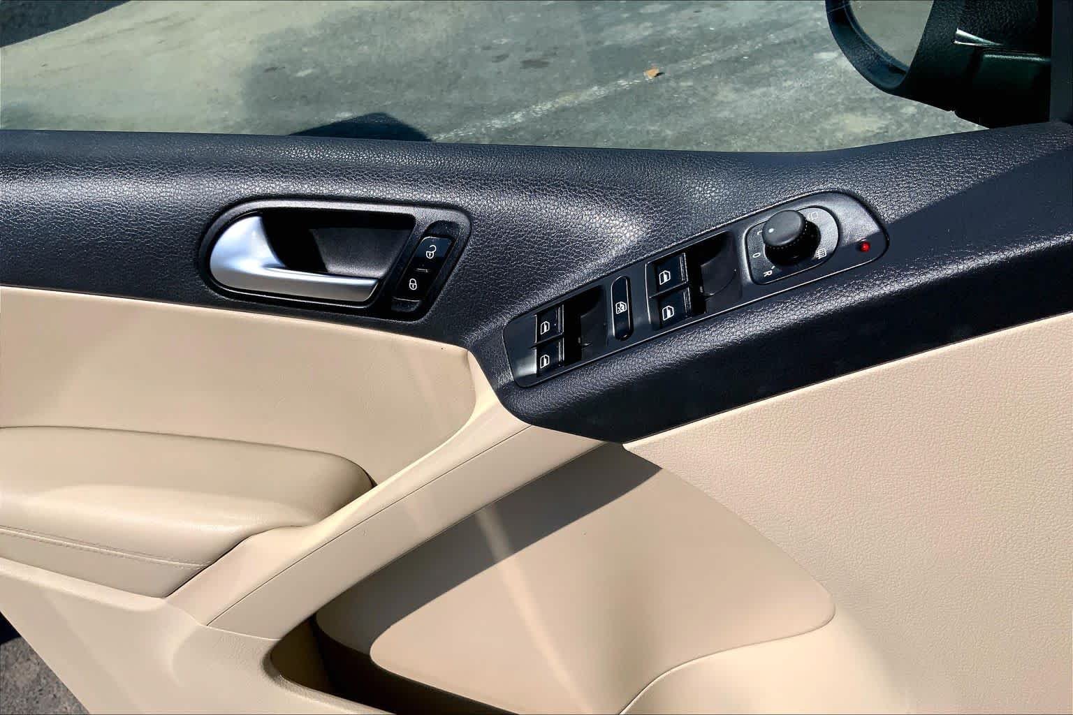 Used 2010  Volkswagen SE image 29