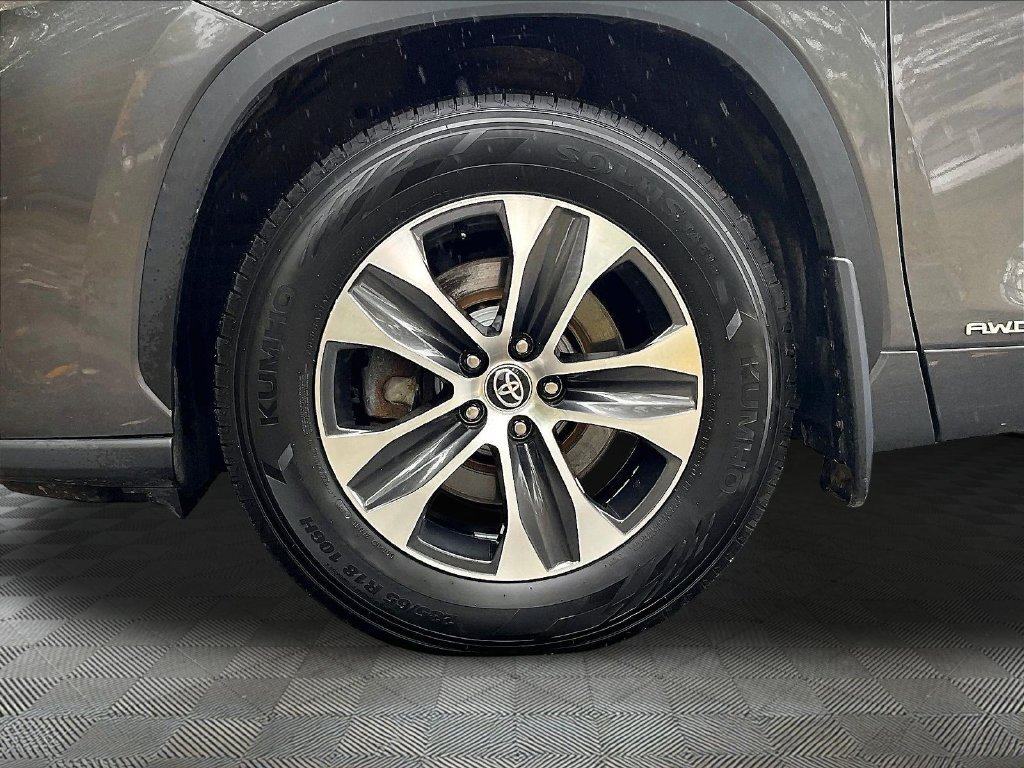 Used 2021 Magnetic Gray Metallic Toyota XLE image 7