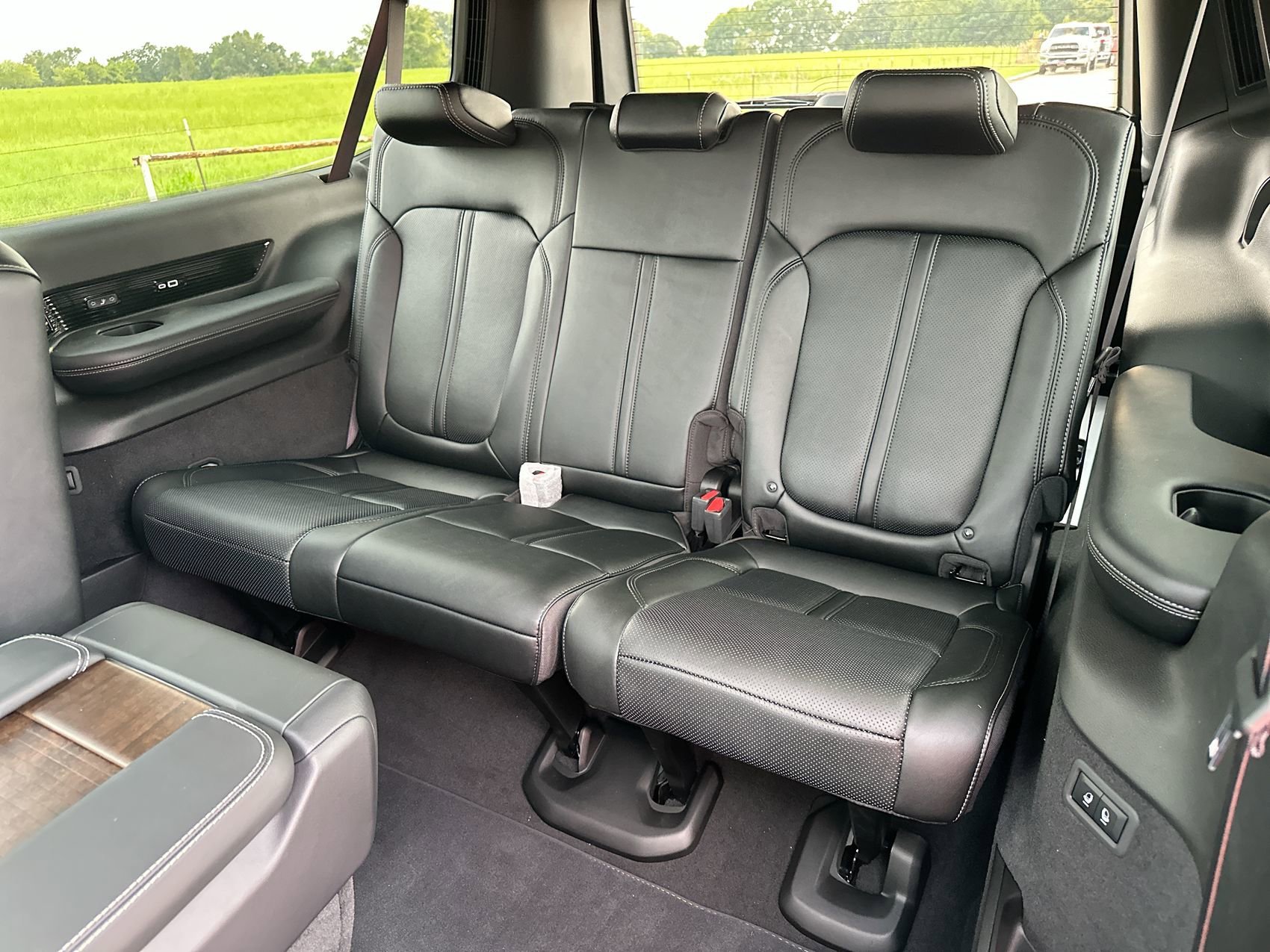 New 2024 Diamond Black Crystal Pearlcoat Jeep  image 25