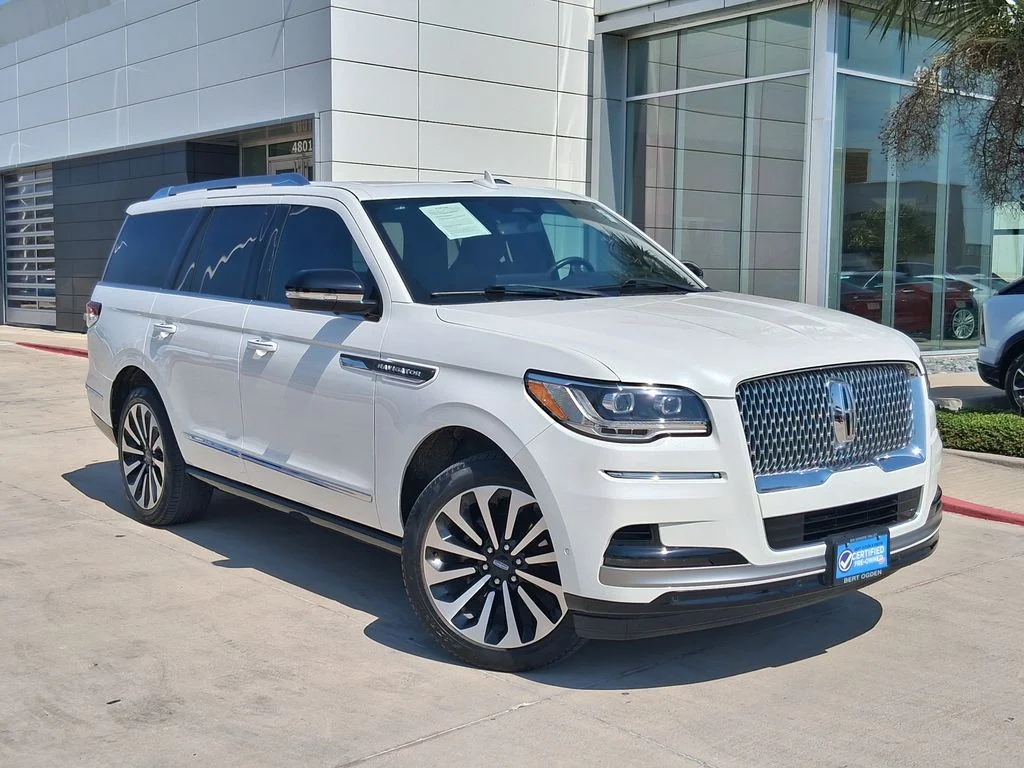 Used 2023 White Lincoln Reserve image 1