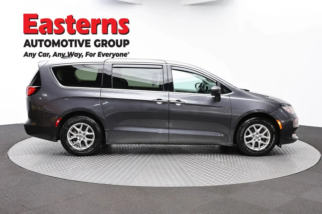 Used 2022 Gray Chrysler LX image 4