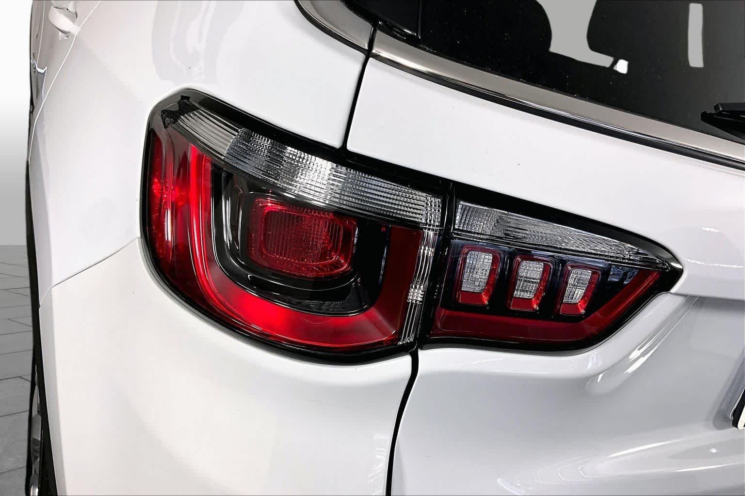 Used 2024 White Jeep Latitude Lux FWD image 28