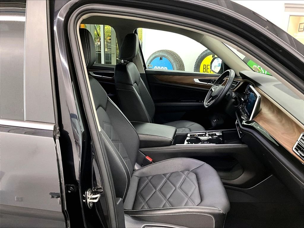 Used 2025 Black Volkswagen 2.0T SE w/Technology image 11