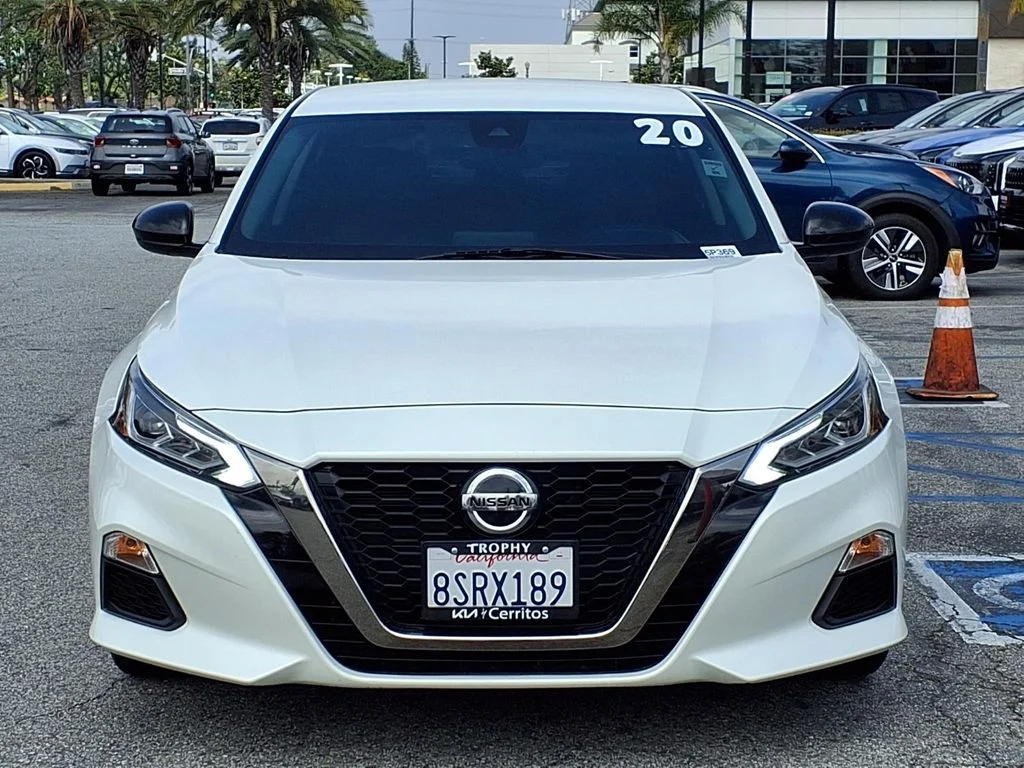Used 2020 White Nissan 2.5 SR image 8