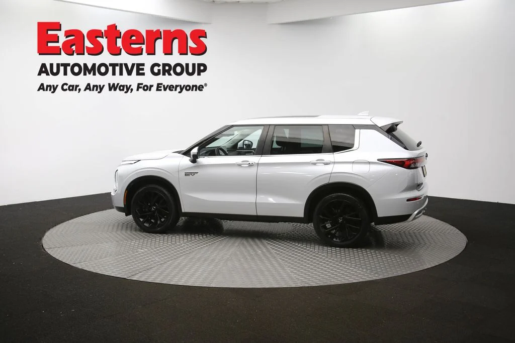 Used 2023 White Mitsubishi SE image 62