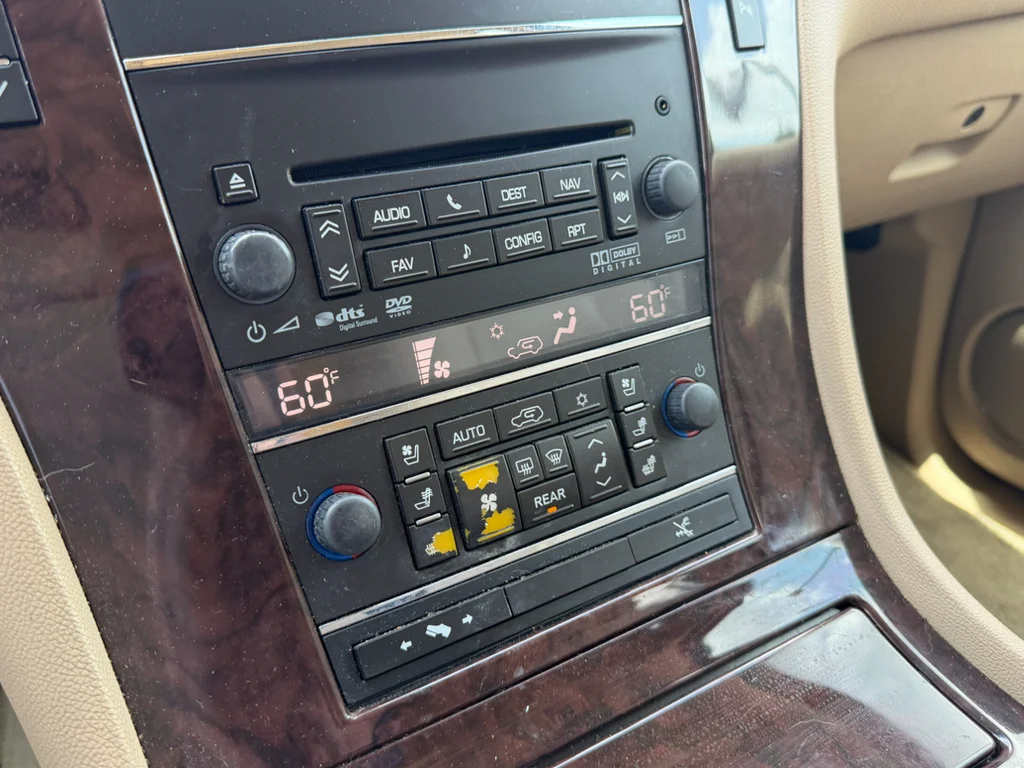 Used 2013 White Diamond Tricoat Cadillac Luxury image 17