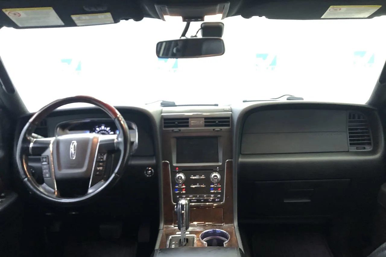 Used 2015 White Platinum Lincoln  image 10