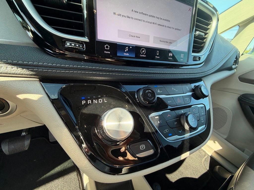 Used 2023 Black Chrysler Touring L image 23