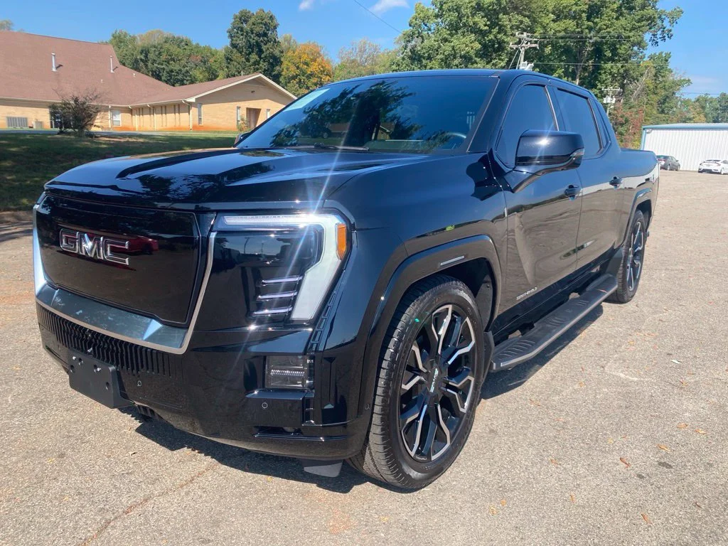 Used 2025 Onyx Black GMC Max Range Denali image 1