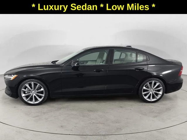 Used 2019 Black / Stone Volvo T5 Momentum image 8