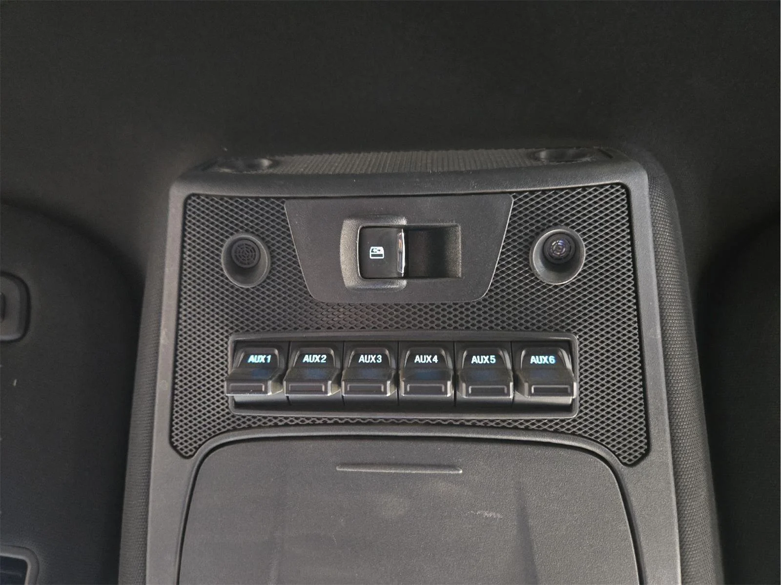 Used 2022 Iconic Silver/Carbonized Gray Ford Lariat image 23