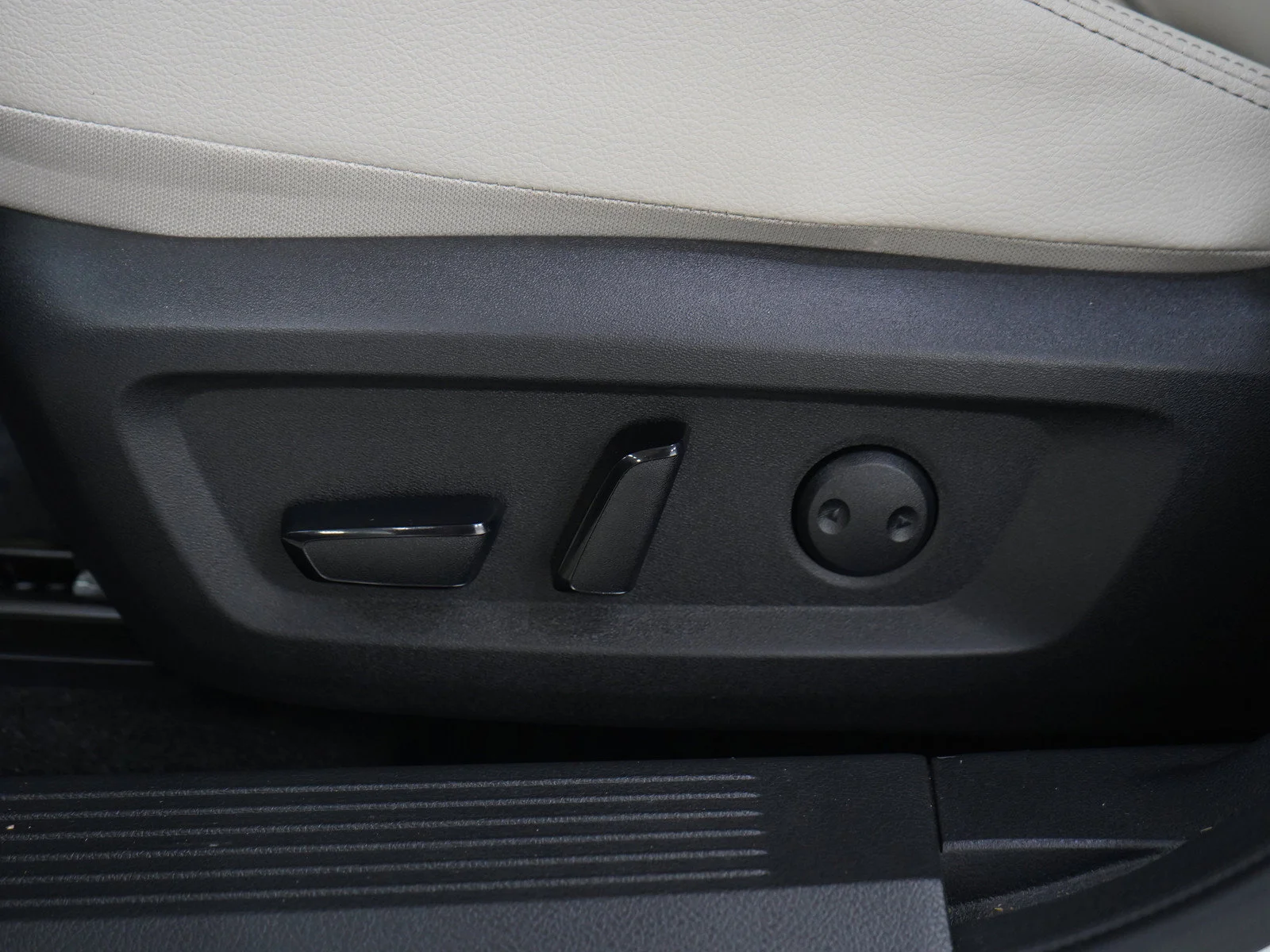 Used 2023 Pearl White Tricoat/Super Black Nissan SL image 28