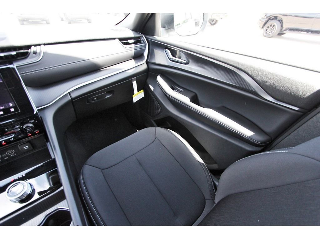 Used 2025 White Jeep Laredo image 10