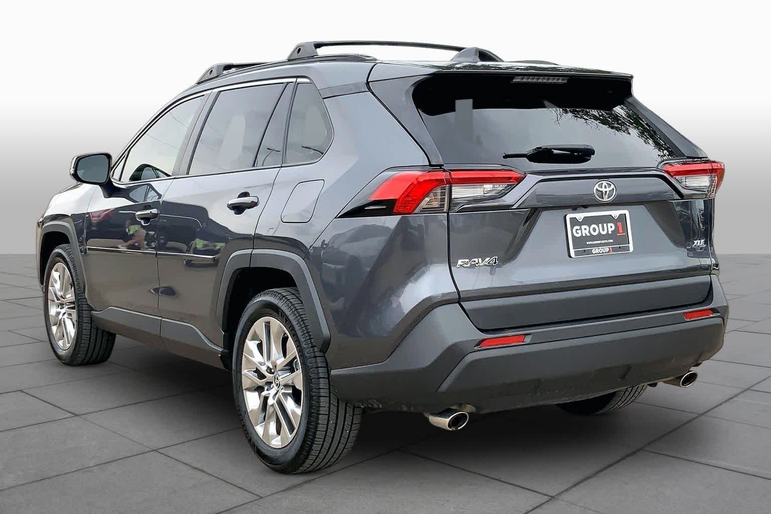 Used 2020 Magnetic Gray Metallic Toyota XLE Premium image 12
