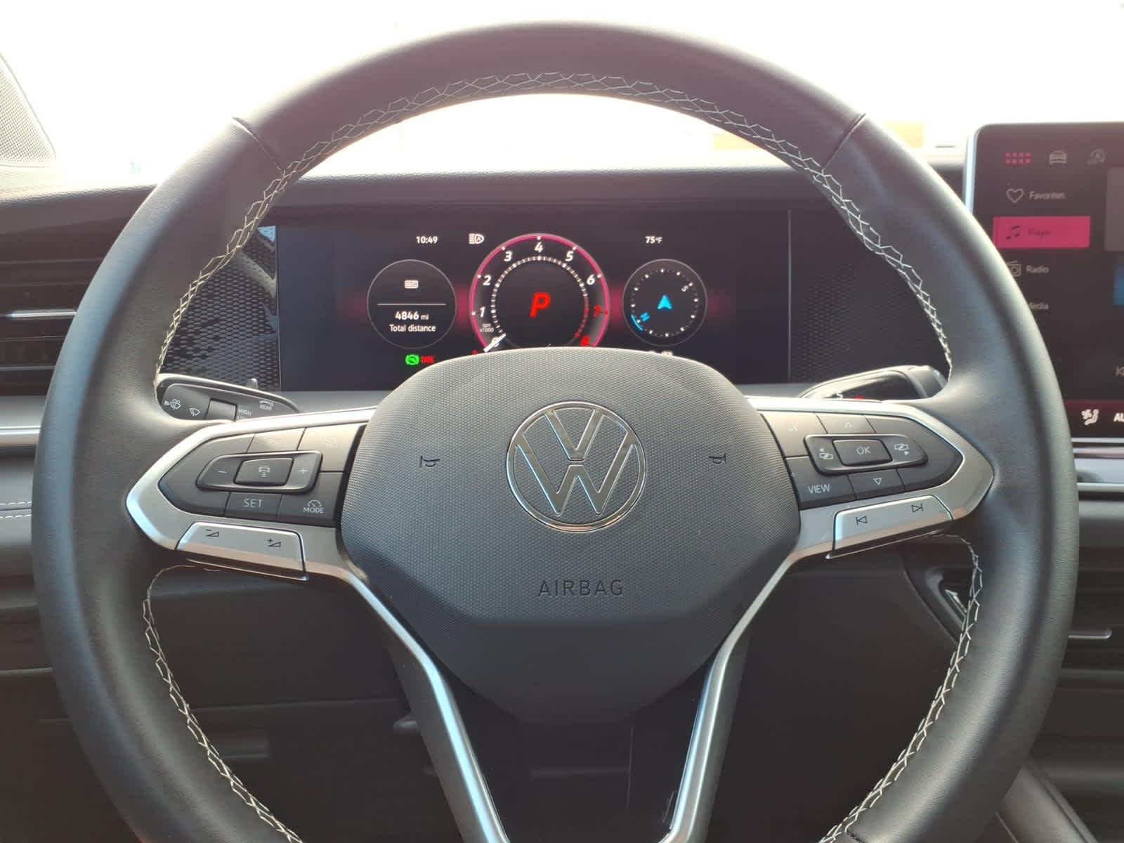Certified Used 2025 Pyrite Silver Metallic Volkswagen SE image 24