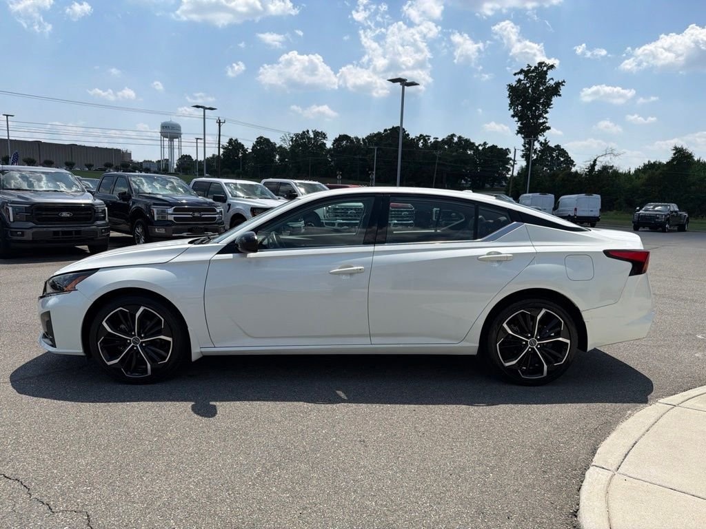 Used 2024 White Nissan 2.5 SR image 7