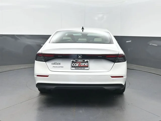 Used 2025 White Honda SE image 31
