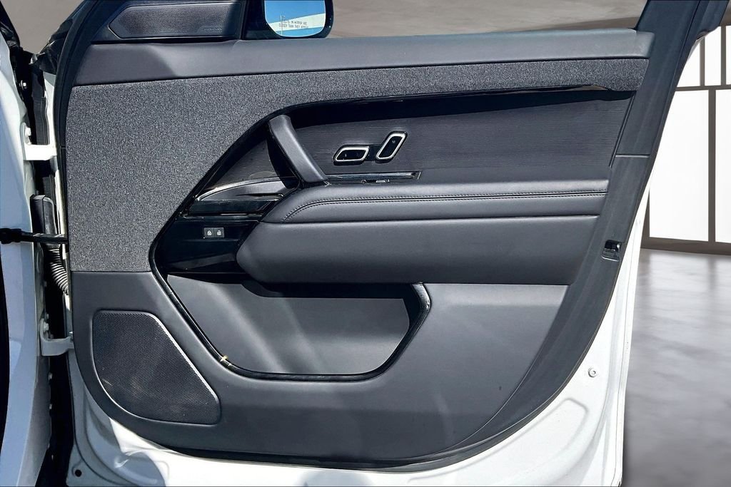 Used 2023 White Land Rover SE Dynamic image 19