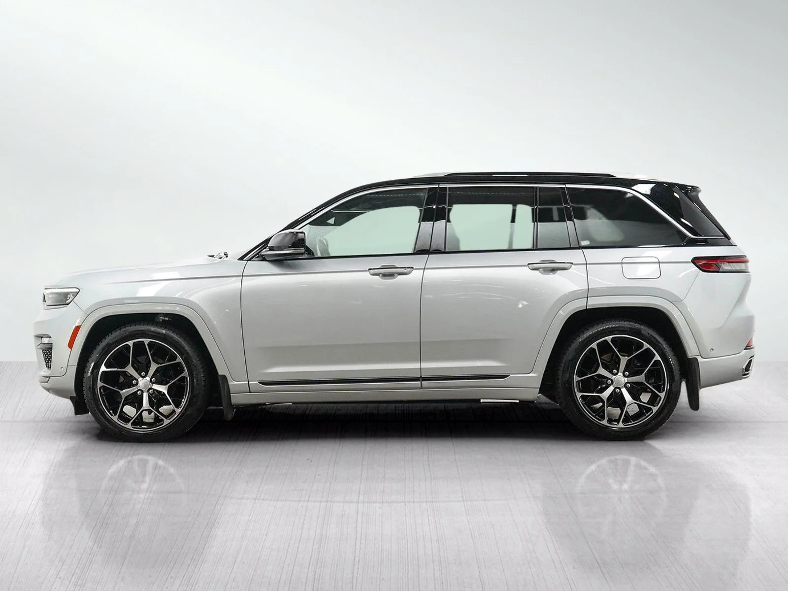 Used 2022 Jeep Grand Cherokee Summit Reserve with VIN 1C4RJHET4N8504016 for sale in Hopkins, Minnesota