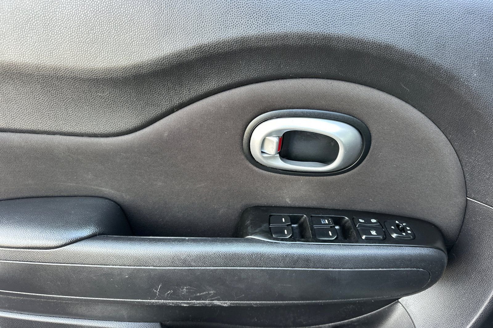 Used 2015 White Kia Base image 11