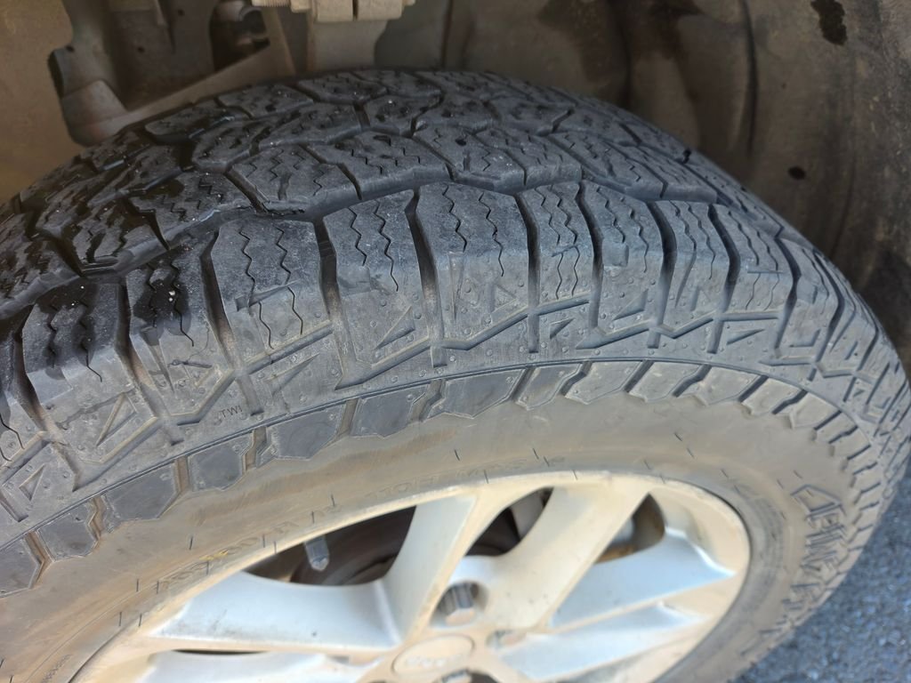 Used 2024 White Jeep Laredo X image 10