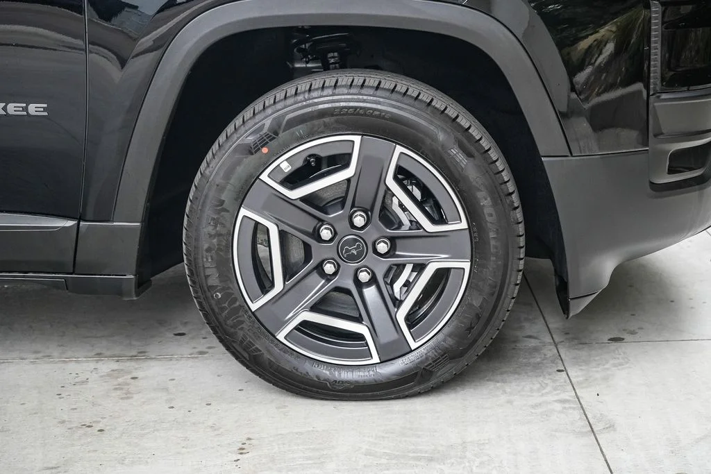 New 2026 Diamond Black Crystal Pearlcoat Jeep Limited image 10