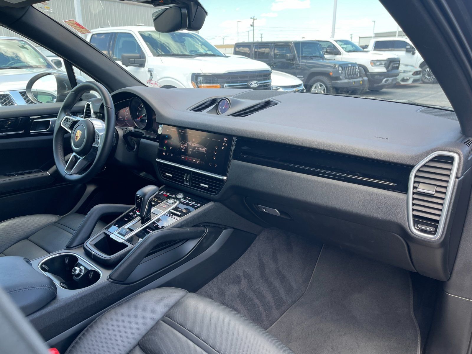 Used 2023  Porsche Base image 18