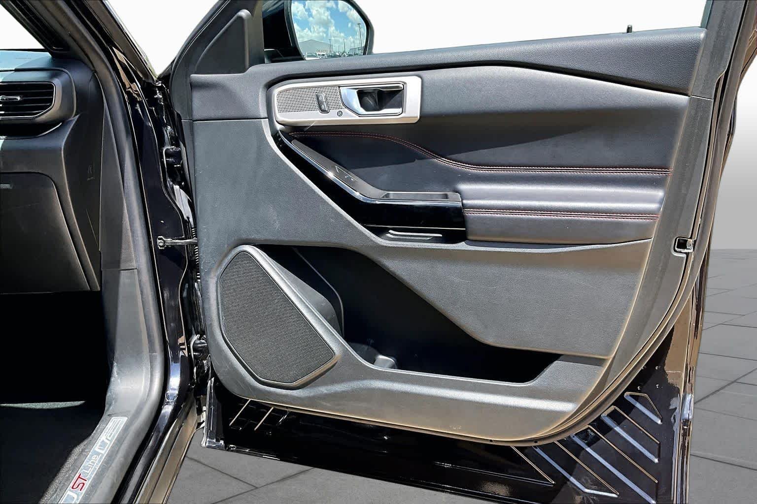 Used 2022 Agate Black Metallic Ford ST-Line image 23