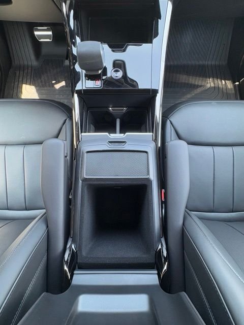 New 2026 Fuji White Land Rover Dynamic SE image 30