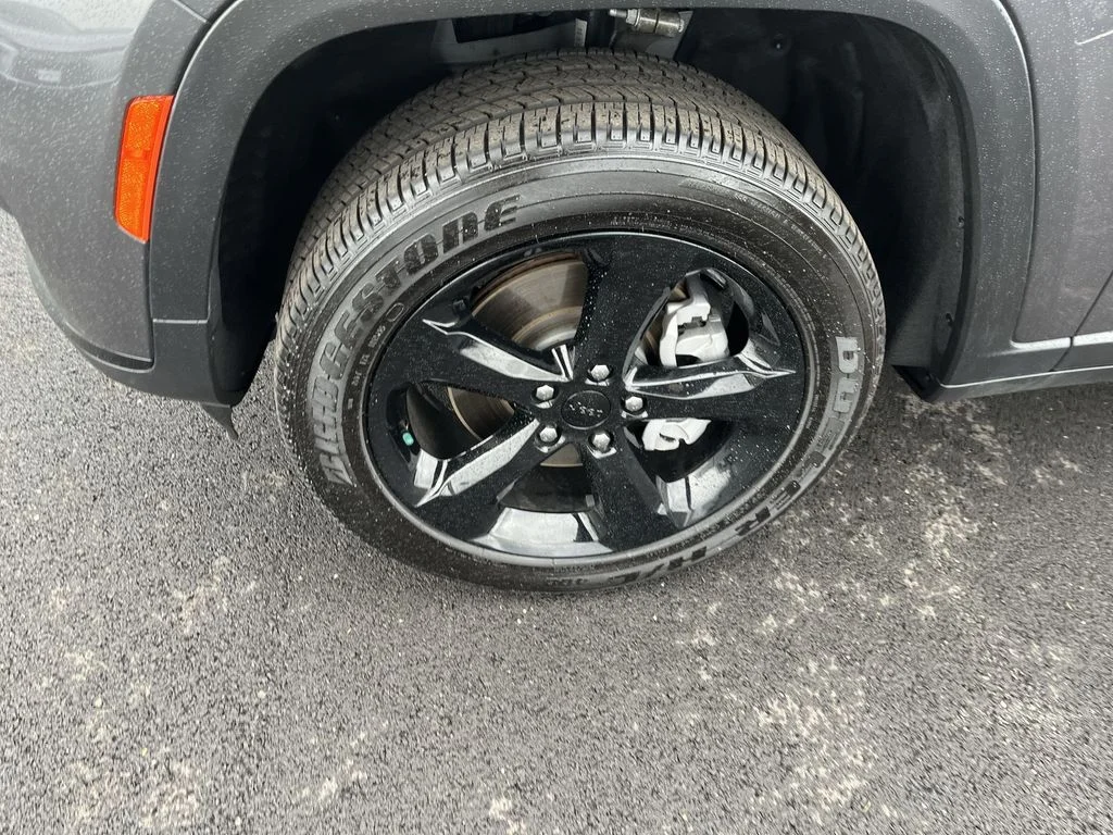 Used 2025 Gray Jeep Altitude X image 10