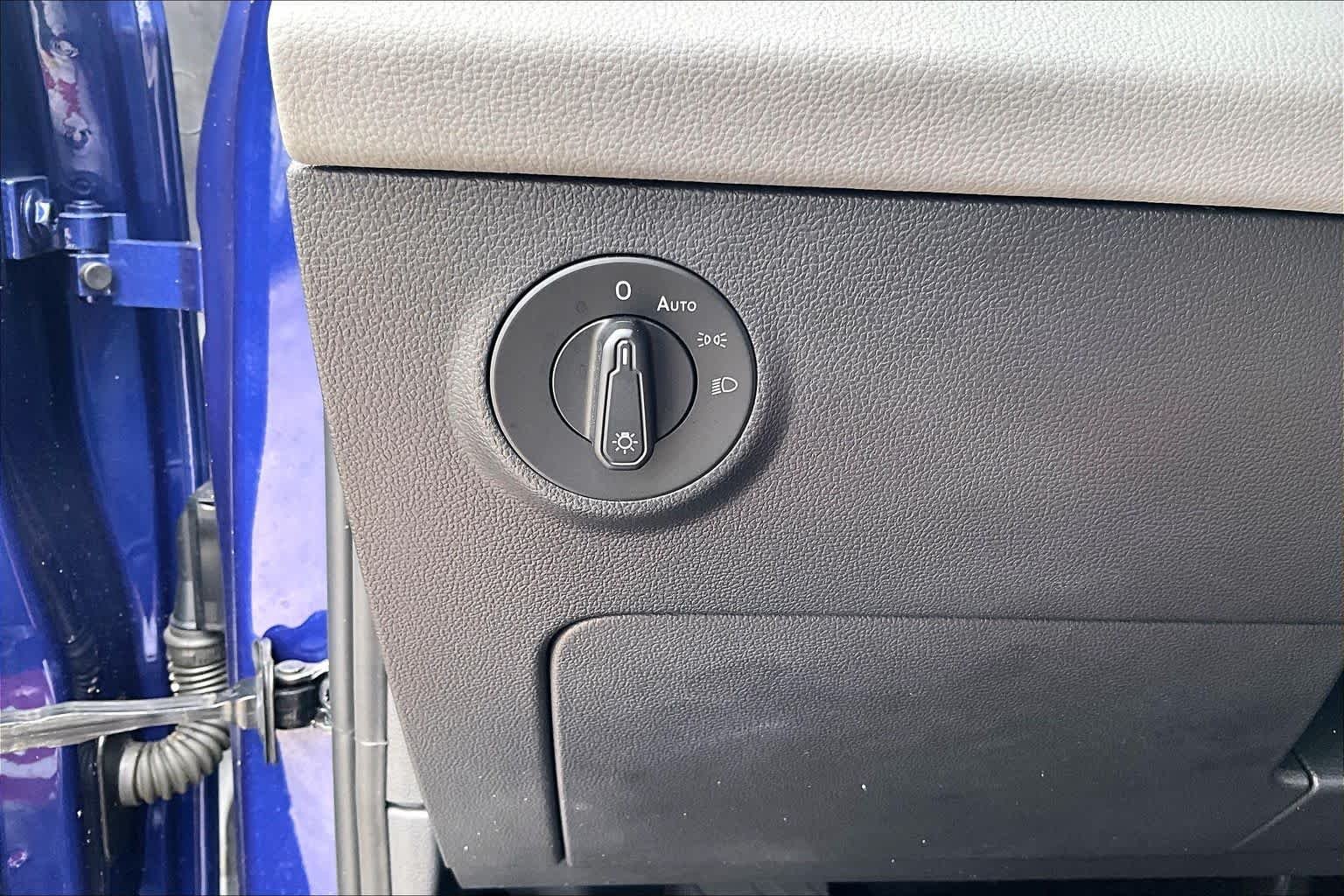 Used 2022 Dusk Blue Metallic Volkswagen SE image 34