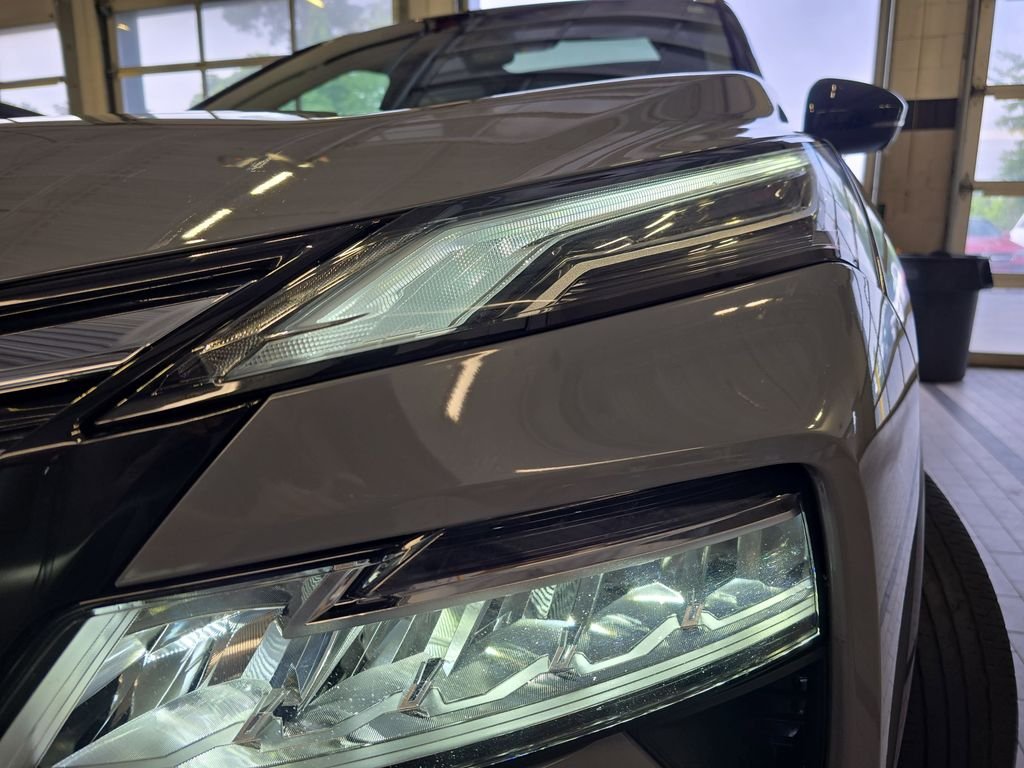 Used 2024 Gray Nissan Platinum image 34
