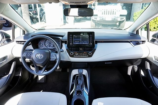 Used 2021 White Toyota L image 16