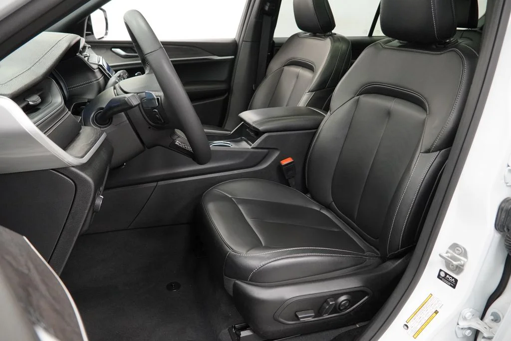 Used 2025 White Jeep Limited image 16