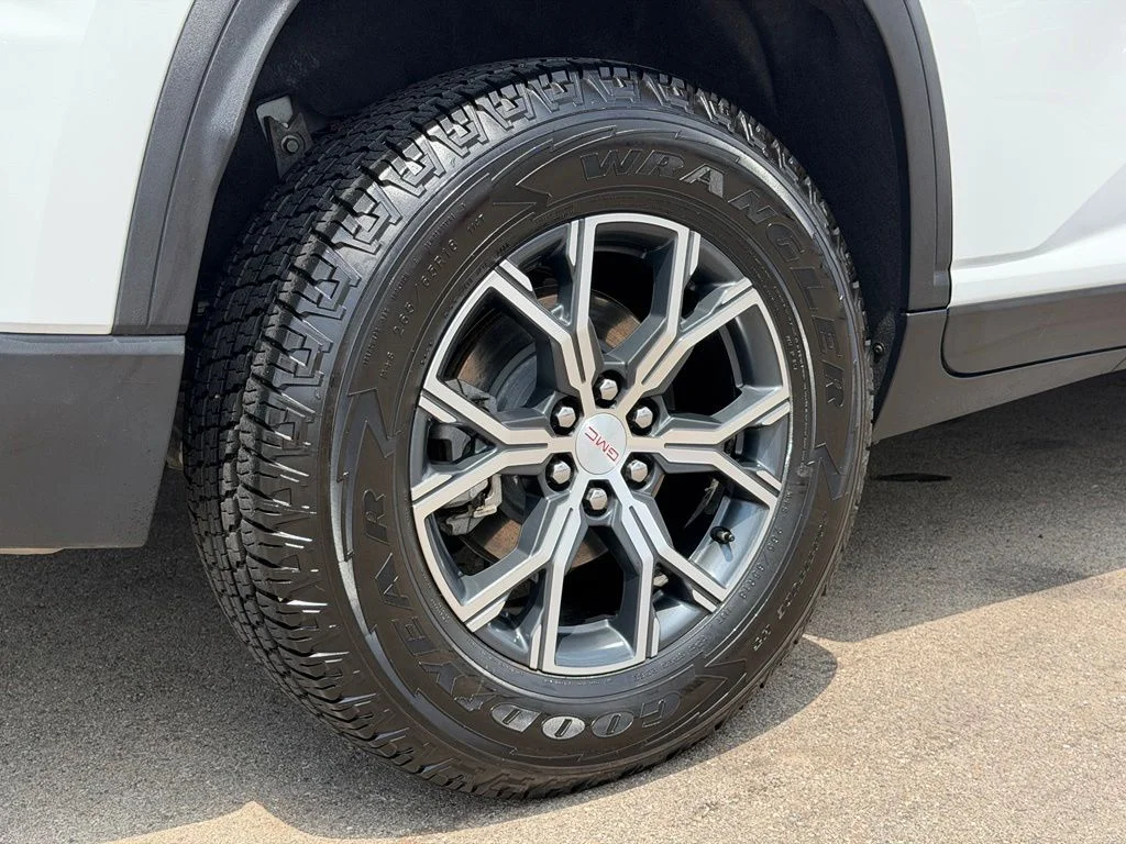 Used 2024 White GMC AT4 image 26