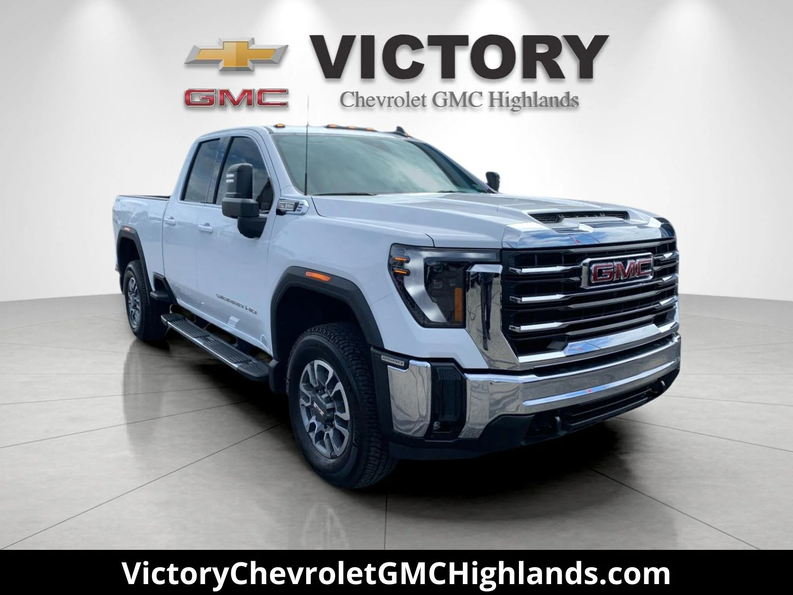 Used 2025 Summit White GMC SLE image 1
