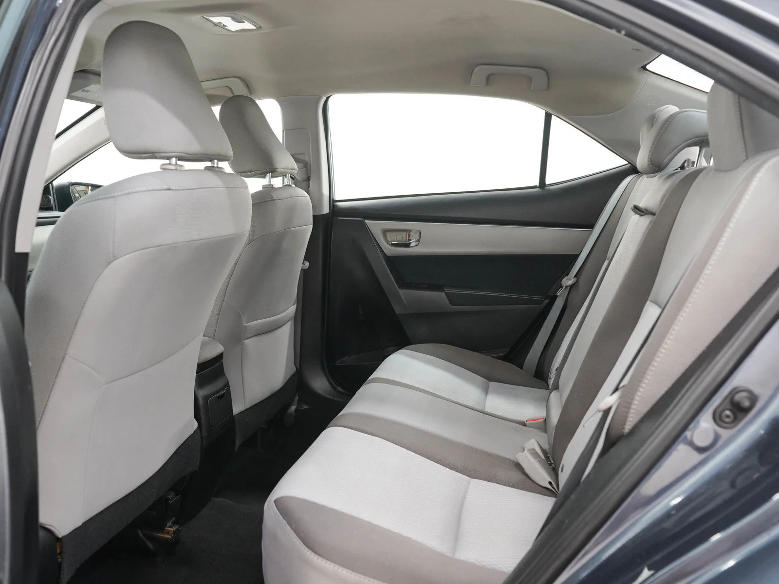 Used 2017  Toyota LE image 13
