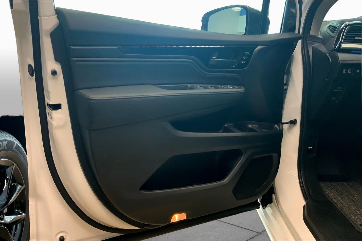 New 2026 Platinum White Pearl Honda Touring image 9