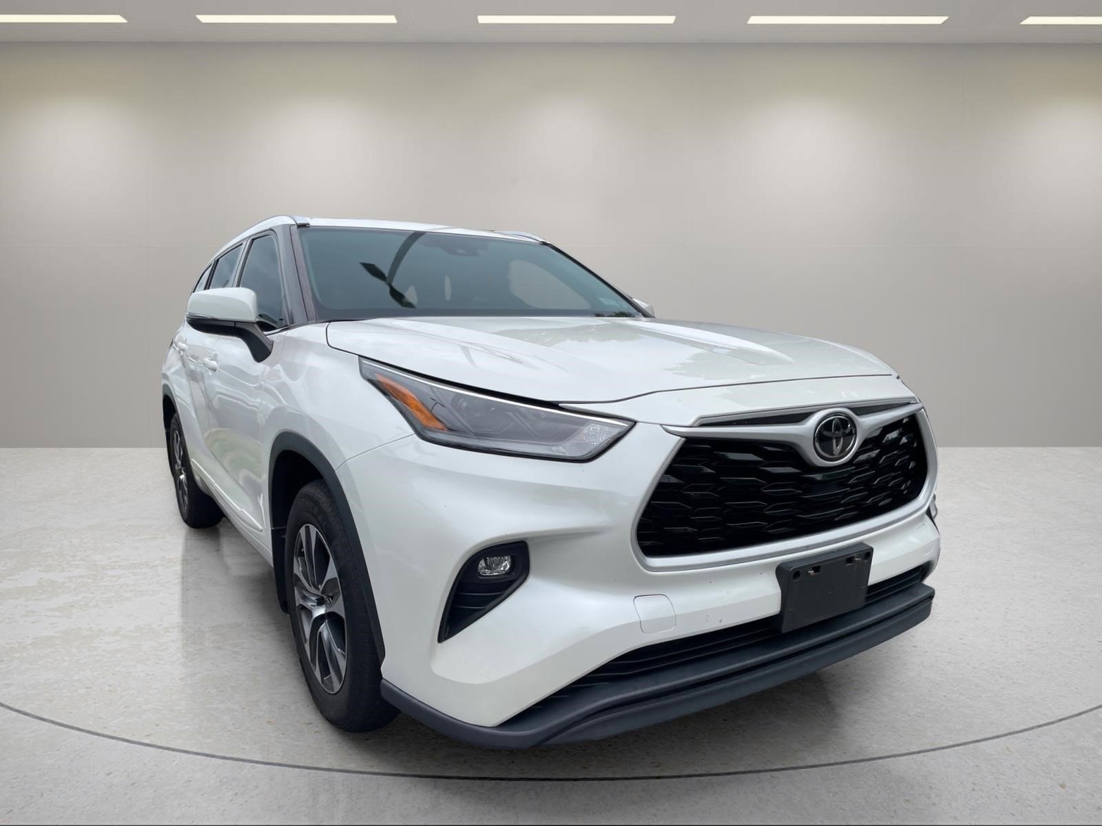 Used 2021 Blizzard Pearl Toyota XLE image 3
