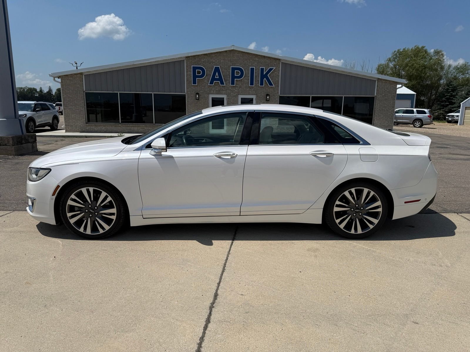 Used 2017 White Platinum Clearcoat Metallic Lincoln Reserve image 3