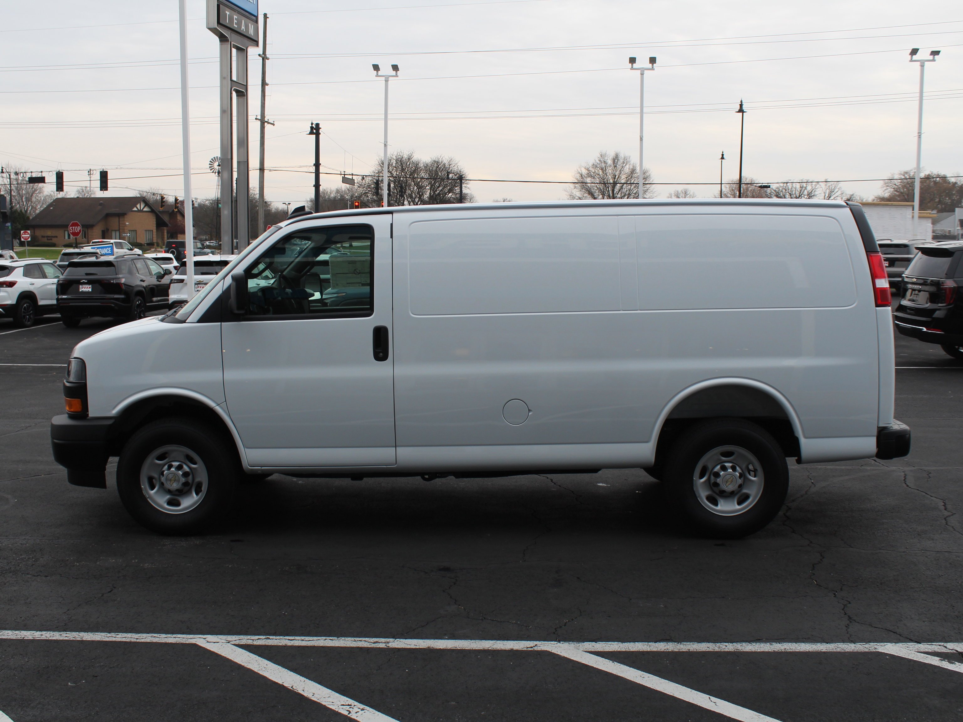 2025 Chevrolet Express Cargo Work Van - Photo 6