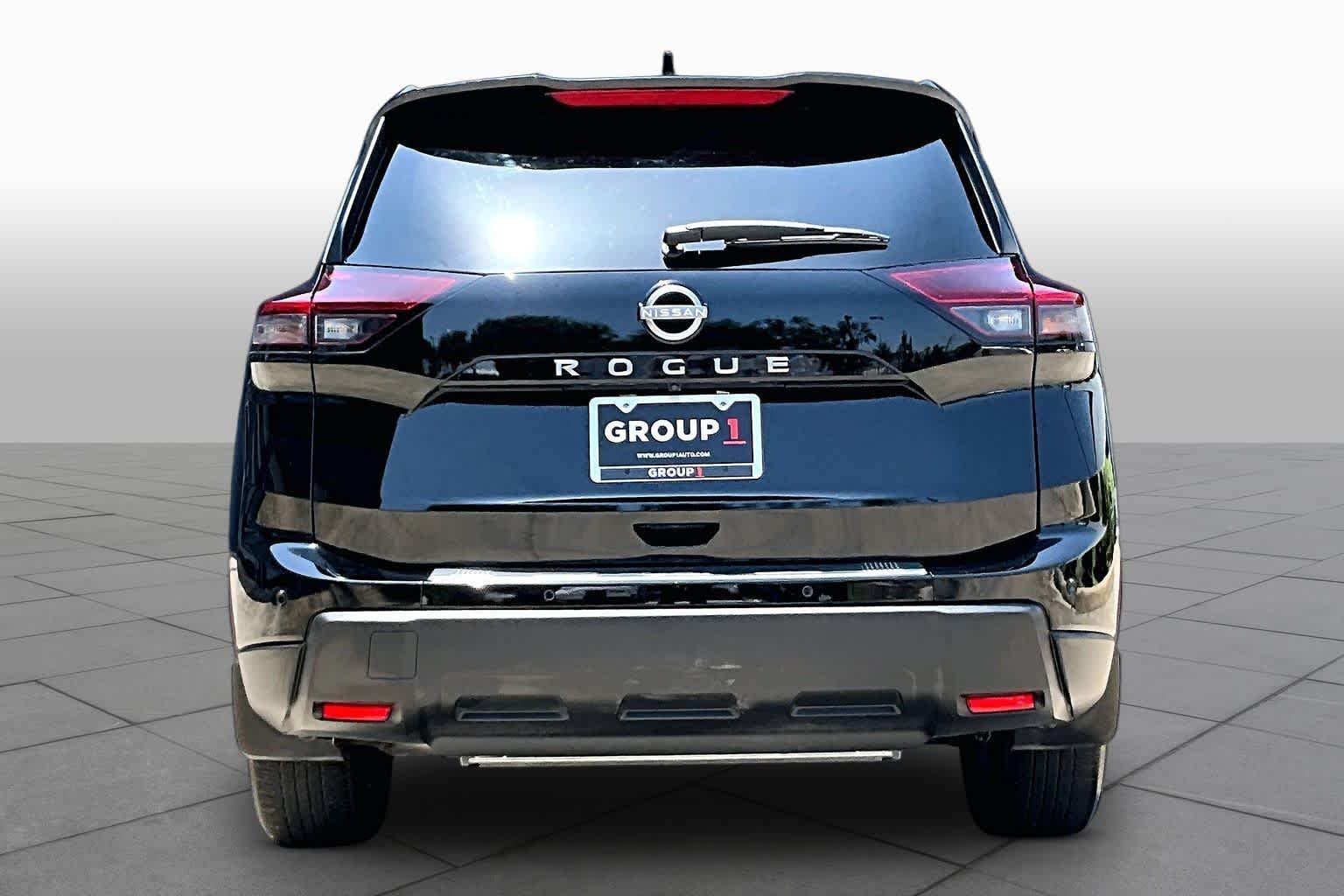 Used 2025 Super Black Nissan SV image 5