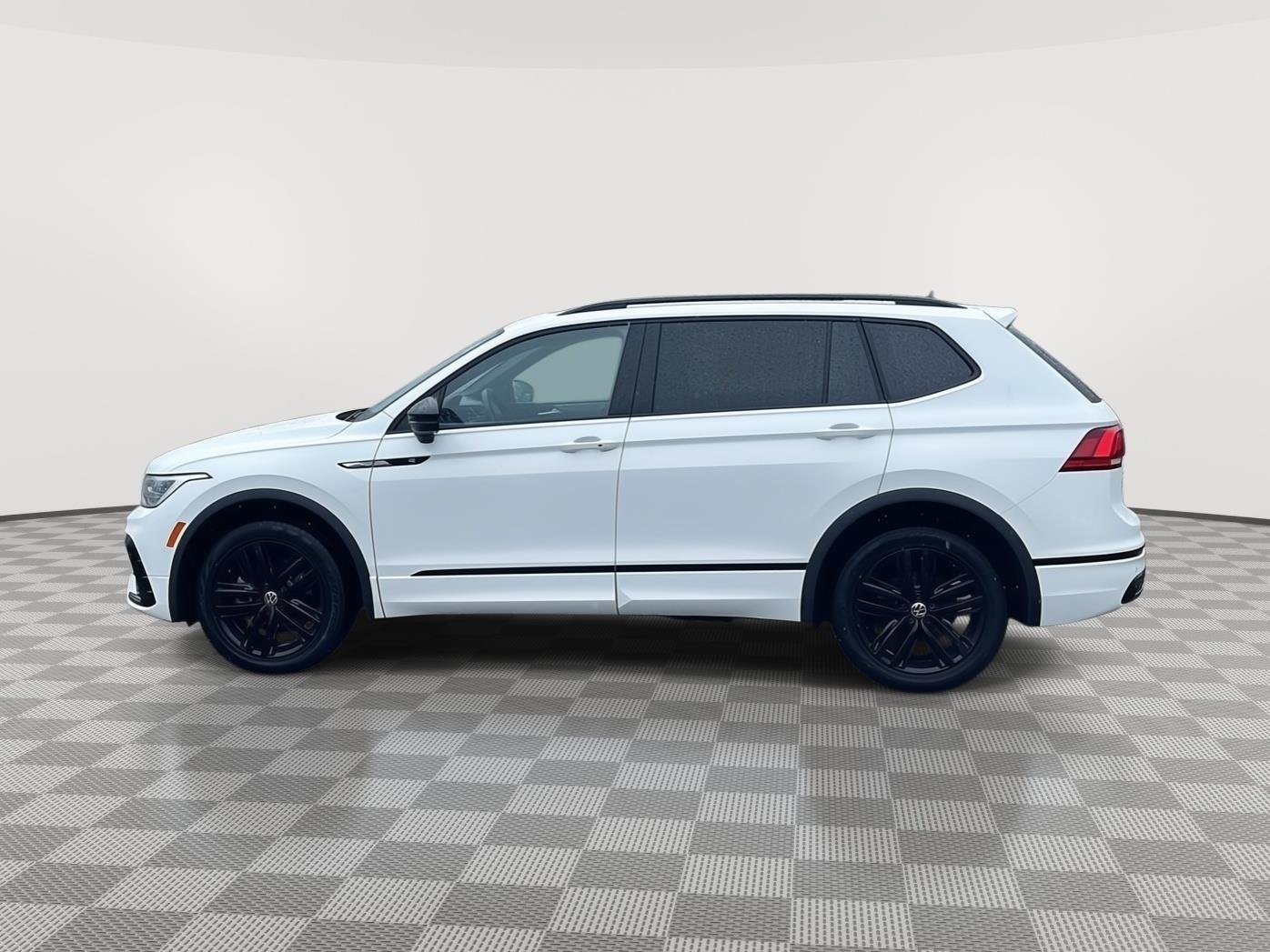 Used 2022 Oryx White Pearl Volkswagen SE R-Line Black image 8