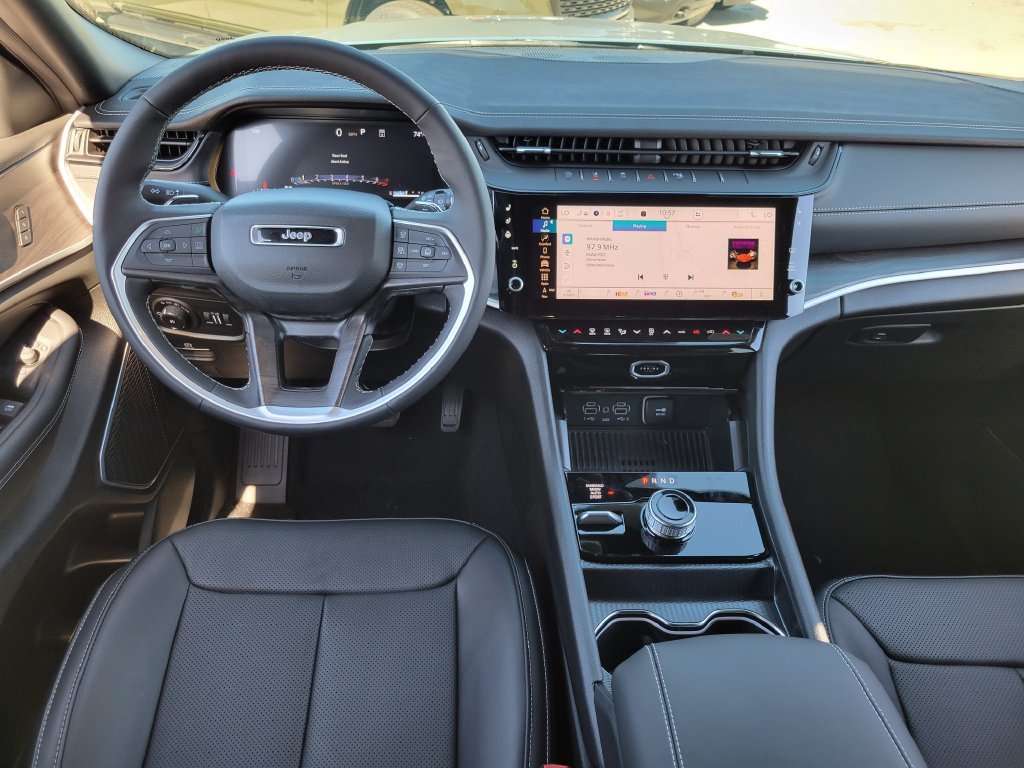 2027 Jeep Grand Cherokee photo 4